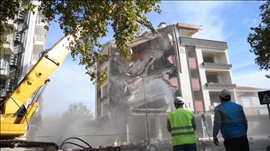 Sındırgı'da deprem sonrası yıkım ve enkaz kaldırma çalışmaları sürüyor