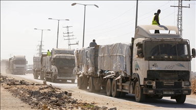 Gazze’ye sınırlı sayıda insani yardım tırının girişi sürüyor