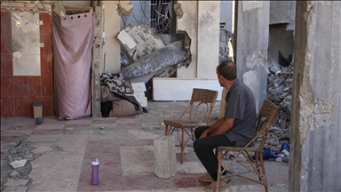 Gidecek yeri olmayan Filistinli aile evlerine düşen "patlamaya hazır" bombayla yaşıyor