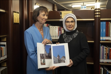 عقيلتا أردوغان وميرتس تتجولان في المكتبة الوطنية الرئاسية بأنقرة