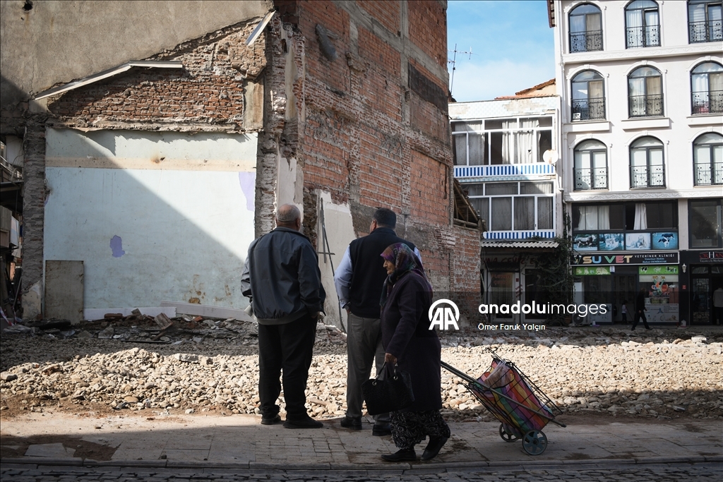 Depremin yaşandığı Sındırgı'da vatandaşlar günlük yaşama dönmeye çalışıyor