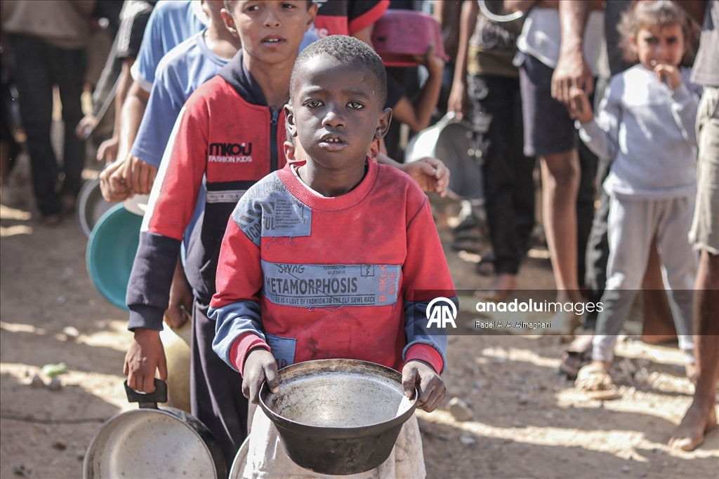 Türk hayır kurumu, Gazze'deki Filistinlilere sıcak yemek dağıttı