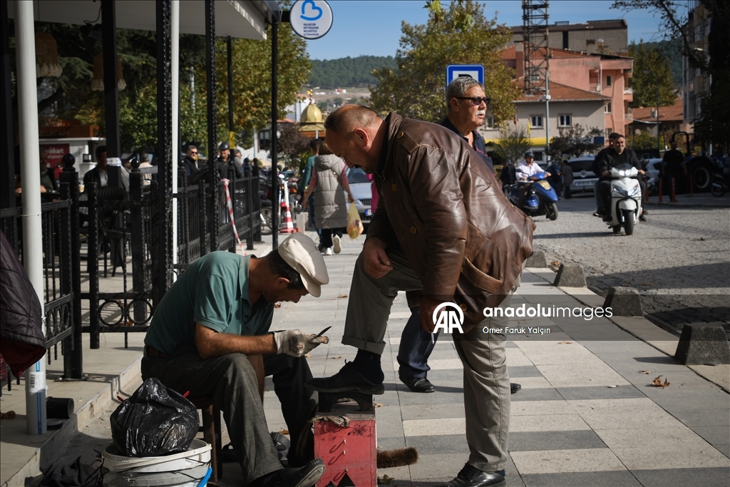 Depremin yaşandığı Sındırgı'da vatandaşlar günlük yaşama dönmeye çalışıyor