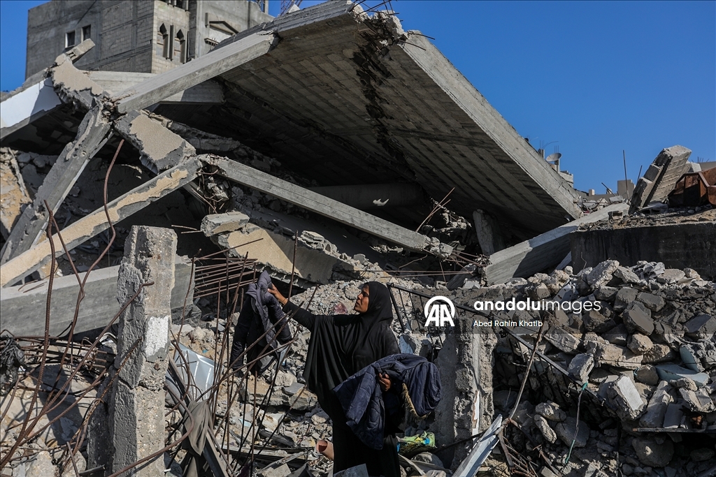 Filistinli anne Salama çocuklarıyla enkazlar arasında hayata tutunmaya çalışıyor
