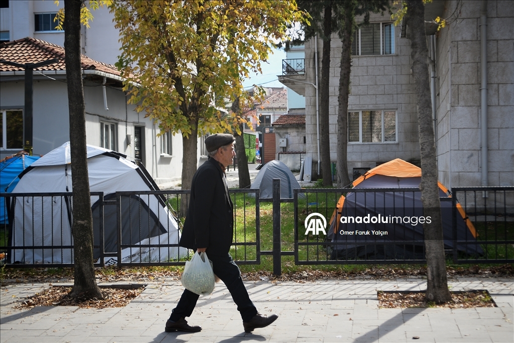 Depremin yaşandığı Sındırgı'da vatandaşlar günlük yaşama dönmeye çalışıyor