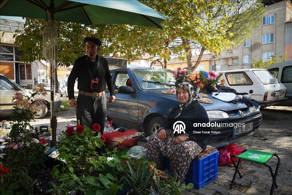 Depremin yaşandığı Sındırgı'da vatandaşlar günlük yaşama dönmeye çalışıyor