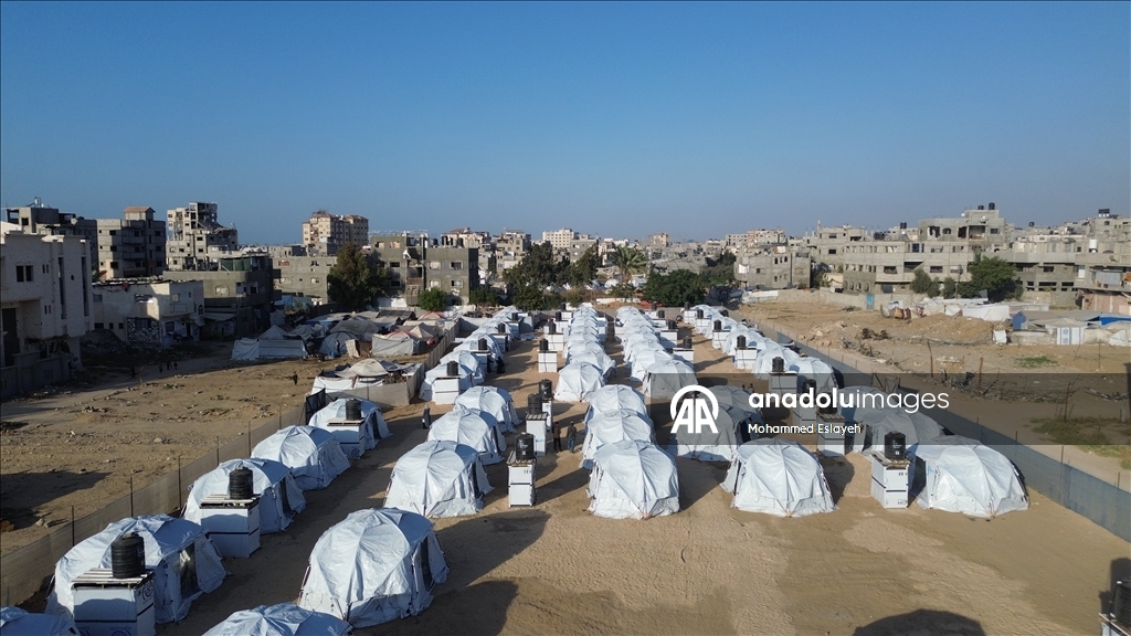 Gazze’de evlerini kaybeden aileler için acil çadır alanları kuruldu
