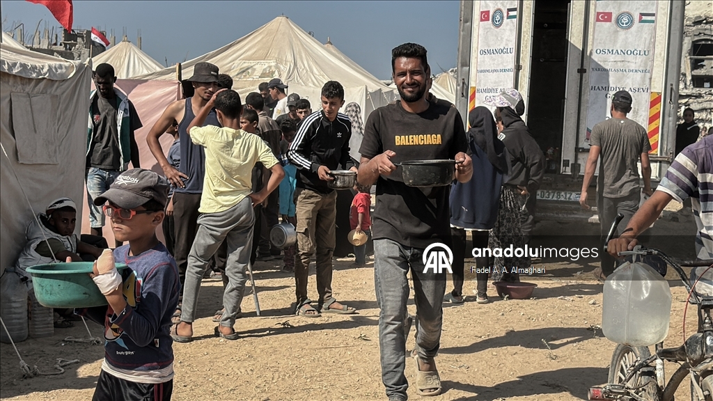 Türk hayır kurumu, Gazze'deki Filistinlilere sıcak yemek dağıttı