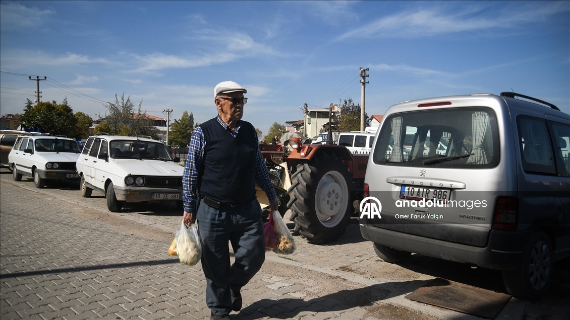 Depremin yaşandığı Sındırgı'da vatandaşlar günlük yaşama dönmeye çalışıyor