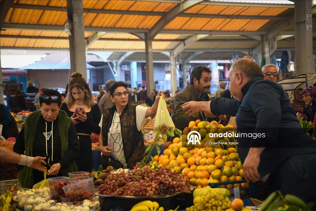 Depremin yaşandığı Sındırgı'da vatandaşlar günlük yaşama dönmeye çalışıyor