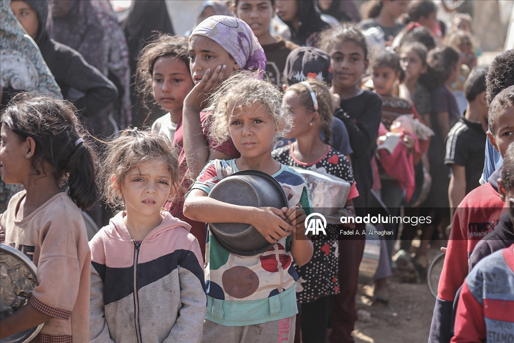 Türk hayır kurumu, Gazze'deki Filistinlilere sıcak yemek dağıttı