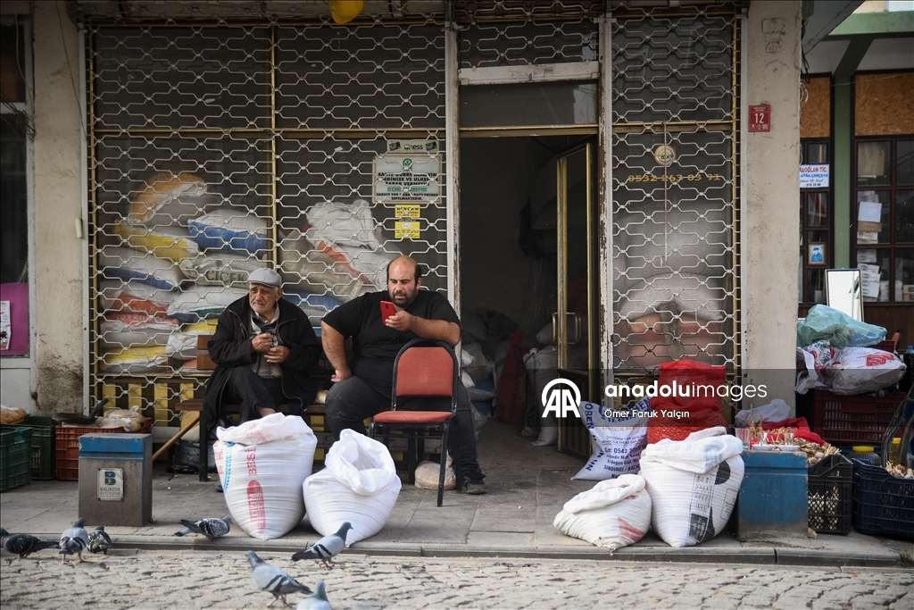 Depremin yaşandığı Sındırgı'da vatandaşlar günlük yaşama dönmeye çalışıyor