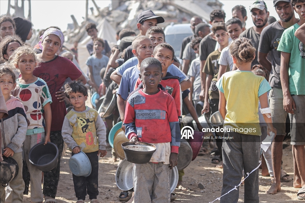 Türk hayır kurumu, Gazze'deki Filistinlilere sıcak yemek dağıttı