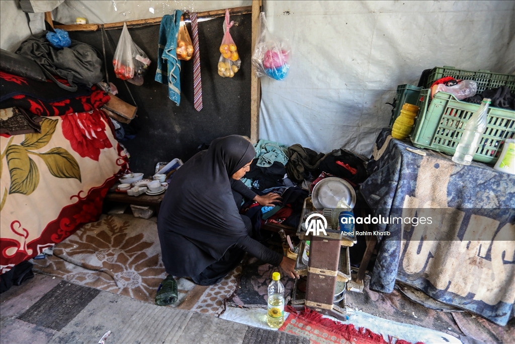 Filistinli anne Salama çocuklarıyla enkazlar arasında hayata tutunmaya çalışıyor