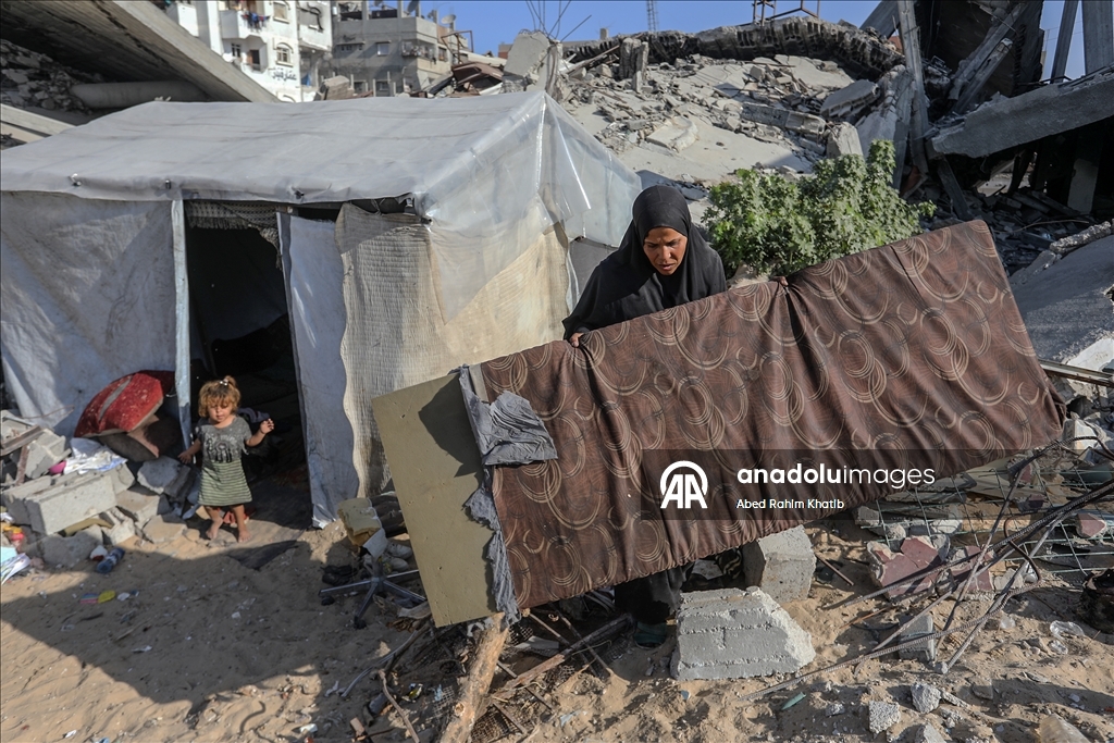 Filistinli anne Salama çocuklarıyla enkazlar arasında hayata tutunmaya çalışıyor