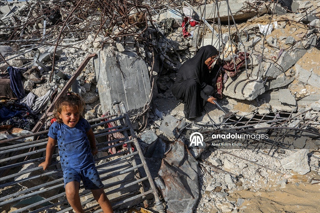 Filistinli anne Salama çocuklarıyla enkazlar arasında hayata tutunmaya çalışıyor