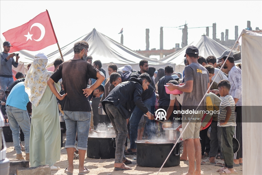 Türk hayır kurumu, Gazze'deki Filistinlilere sıcak yemek dağıttı