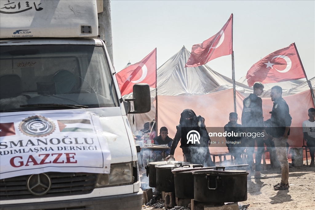 Türk hayır kurumu, Gazze'deki Filistinlilere sıcak yemek dağıttı