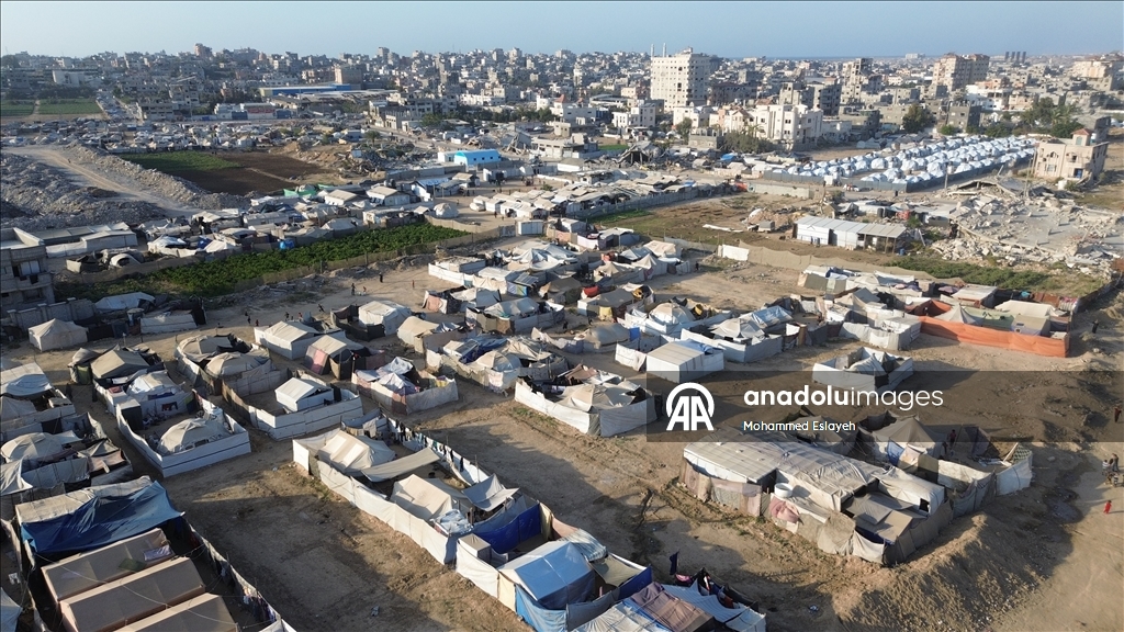 Gazze’de evlerini kaybeden aileler için acil çadır alanları kuruldu