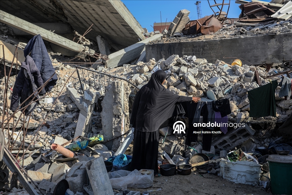 Filistinli anne Salama çocuklarıyla enkazlar arasında hayata tutunmaya çalışıyor