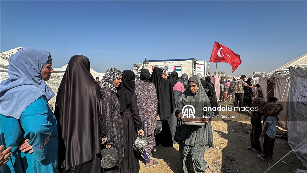 Türk hayır kurumu, Gazze'deki Filistinlilere sıcak yemek dağıttı