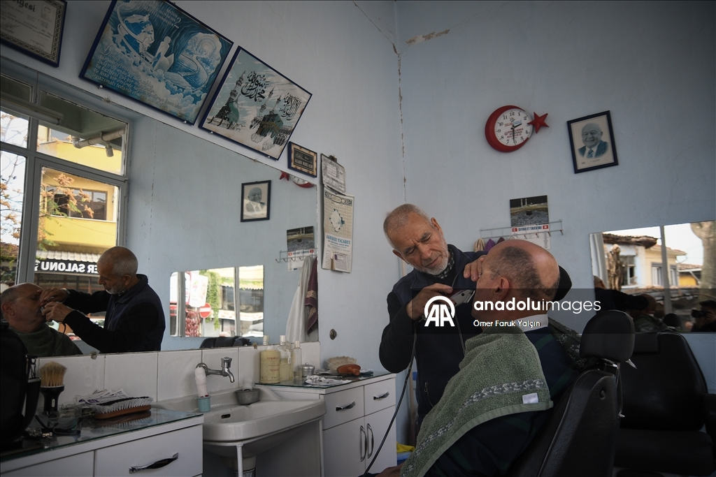 Depremin yaşandığı Sındırgı'da vatandaşlar günlük yaşama dönmeye çalışıyor