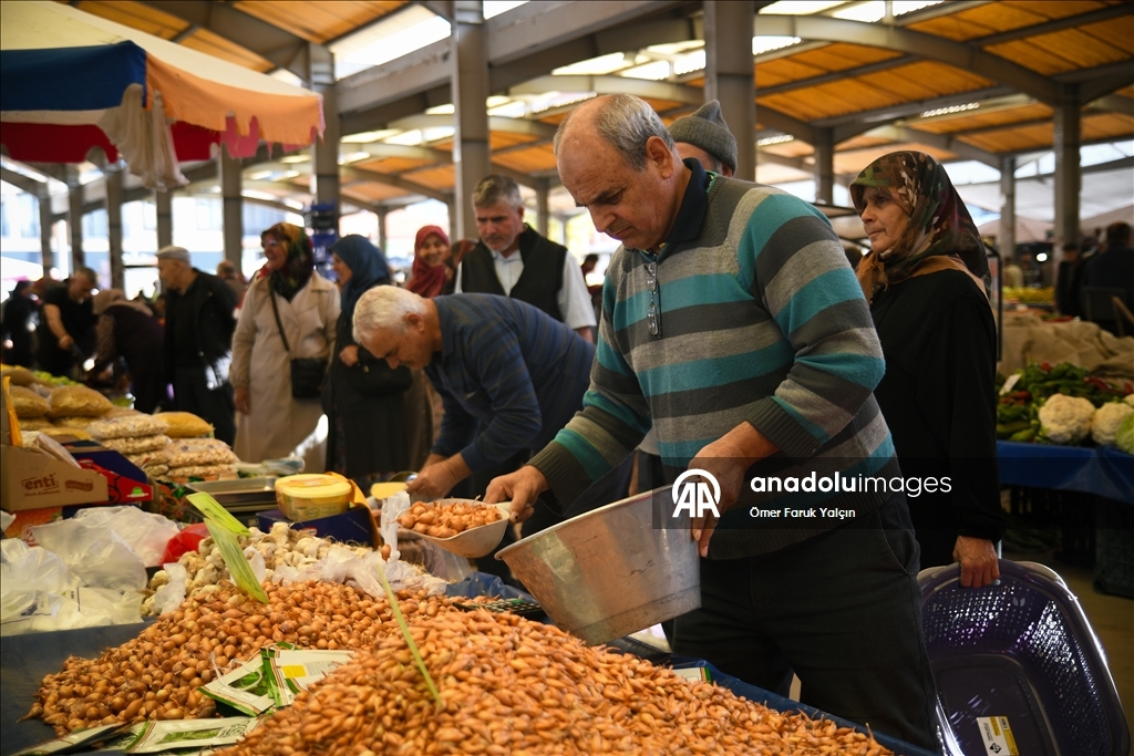 Depremin yaşandığı Sındırgı'da vatandaşlar günlük yaşama dönmeye çalışıyor
