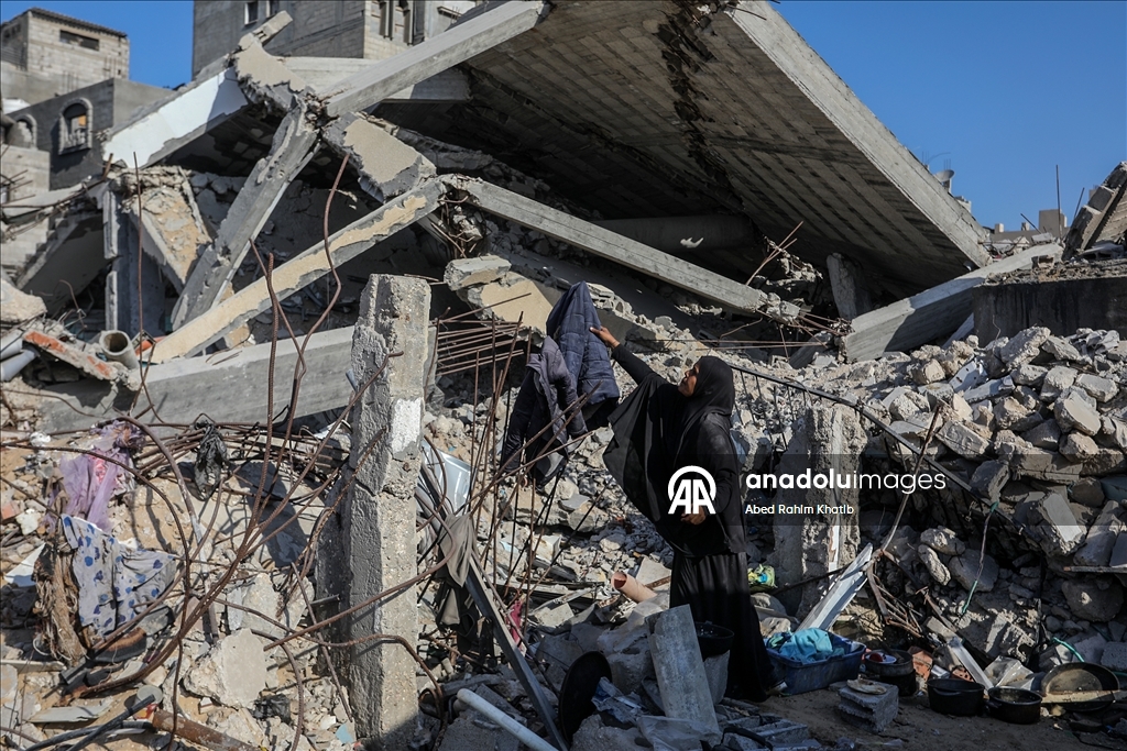 Filistinli anne Salama çocuklarıyla enkazlar arasında hayata tutunmaya çalışıyor