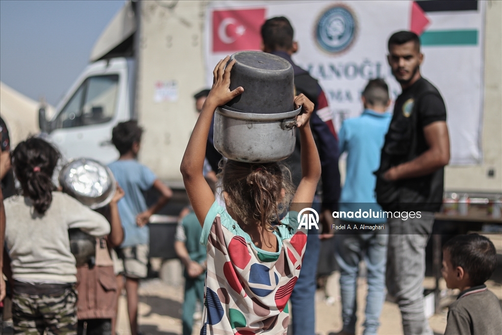 Türk hayır kurumu, Gazze'deki Filistinlilere sıcak yemek dağıttı
