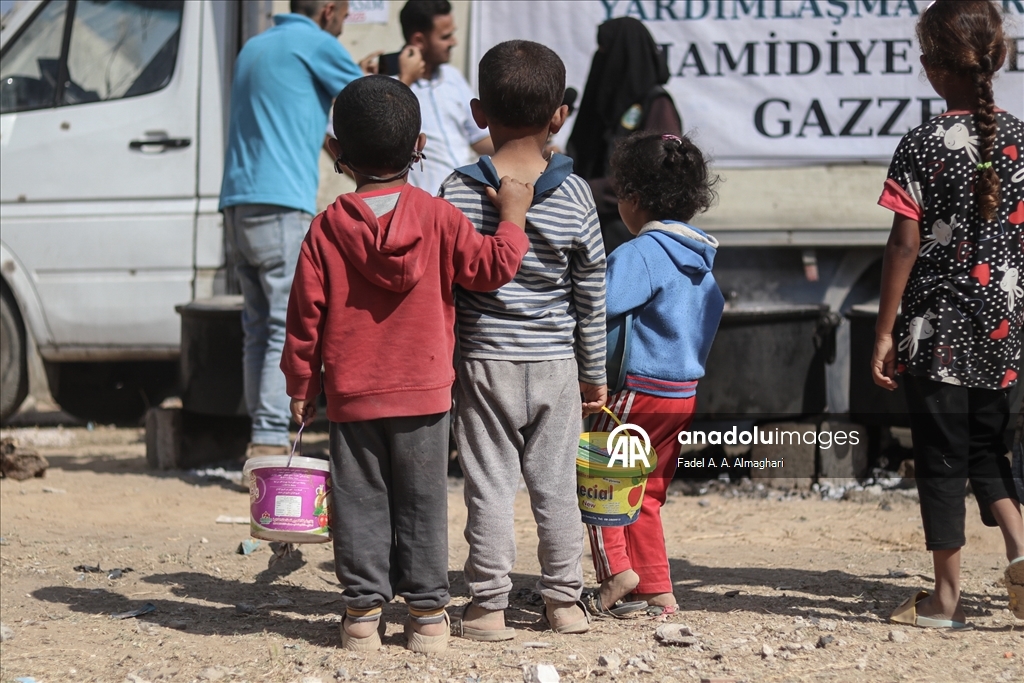 Türk hayır kurumu, Gazze'deki Filistinlilere sıcak yemek dağıttı