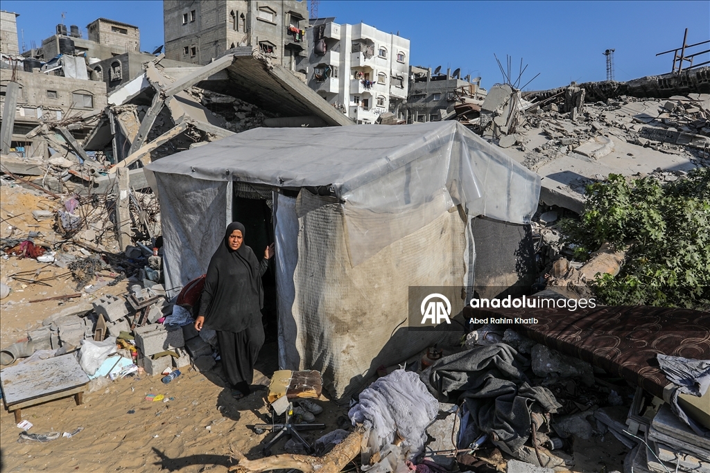 Filistinli anne Salama çocuklarıyla enkazlar arasında hayata tutunmaya çalışıyor