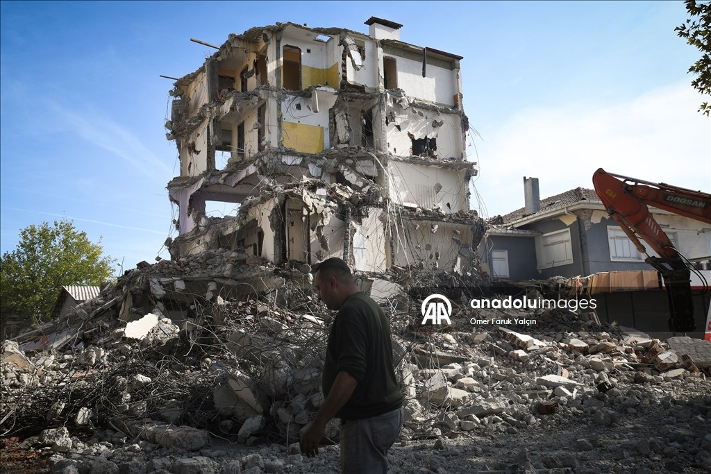 Depremin yaşandığı Sındırgı'da vatandaşlar günlük yaşama dönmeye çalışıyor