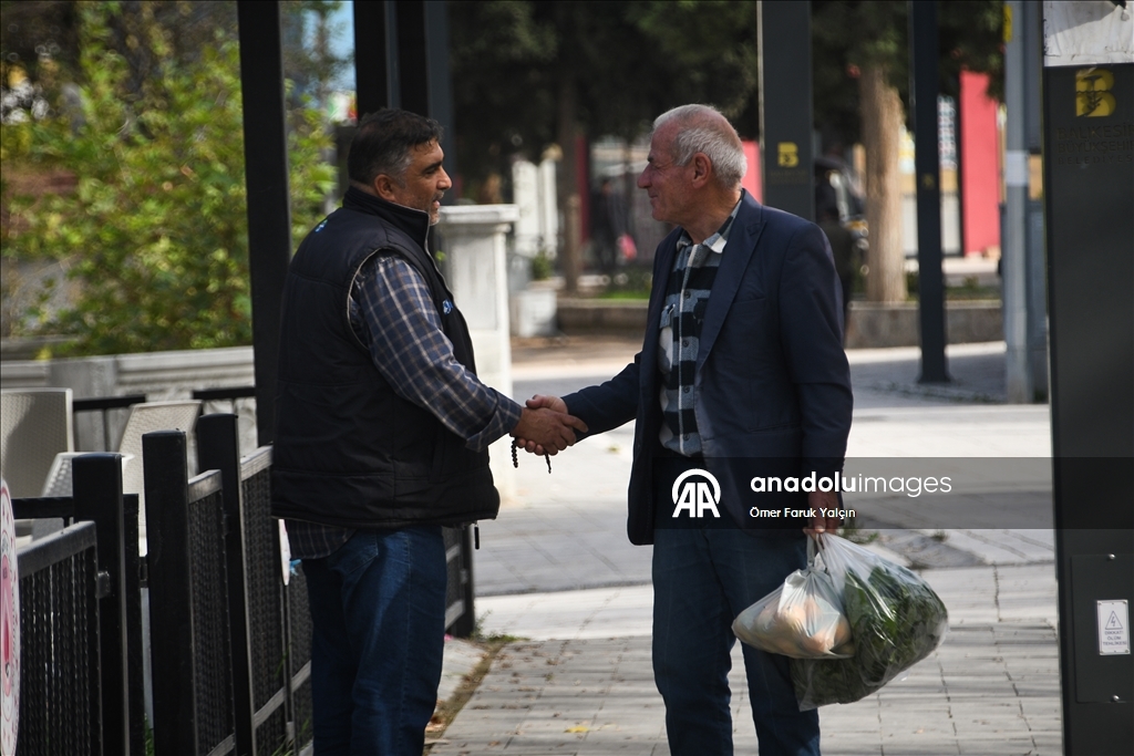 Depremin yaşandığı Sındırgı'da vatandaşlar günlük yaşama dönmeye çalışıyor