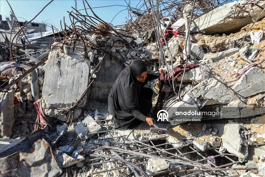 Filistinli anne Salama çocuklarıyla enkazlar arasında hayata tutunmaya çalışıyor