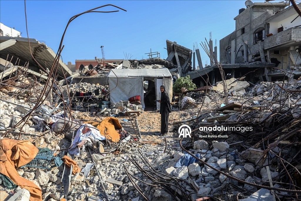 Filistinli anne Salama çocuklarıyla enkazlar arasında hayata tutunmaya çalışıyor