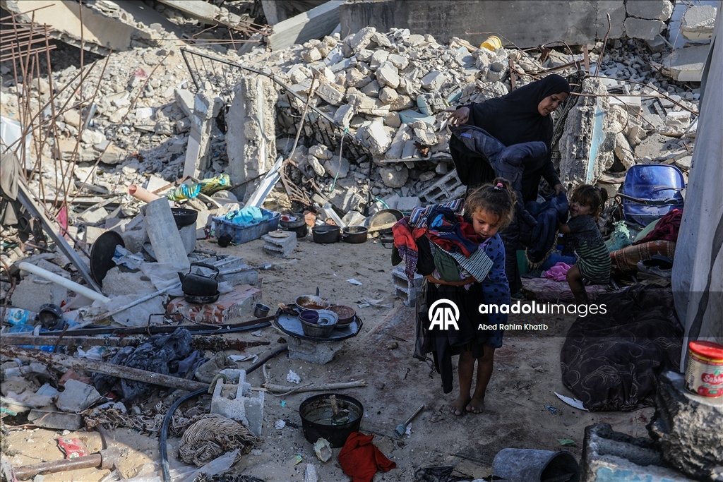 Filistinli anne Salama çocuklarıyla enkazlar arasında hayata tutunmaya çalışıyor