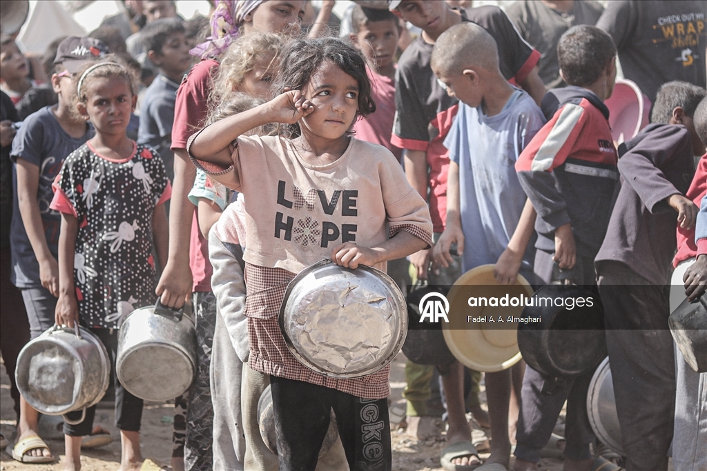 Türk hayır kurumu, Gazze'deki Filistinlilere sıcak yemek dağıttı