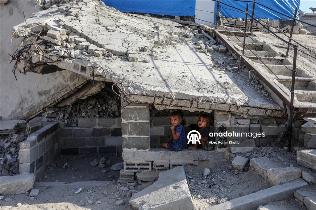 Filistinli anne Salama çocuklarıyla enkazlar arasında hayata tutunmaya çalışıyor