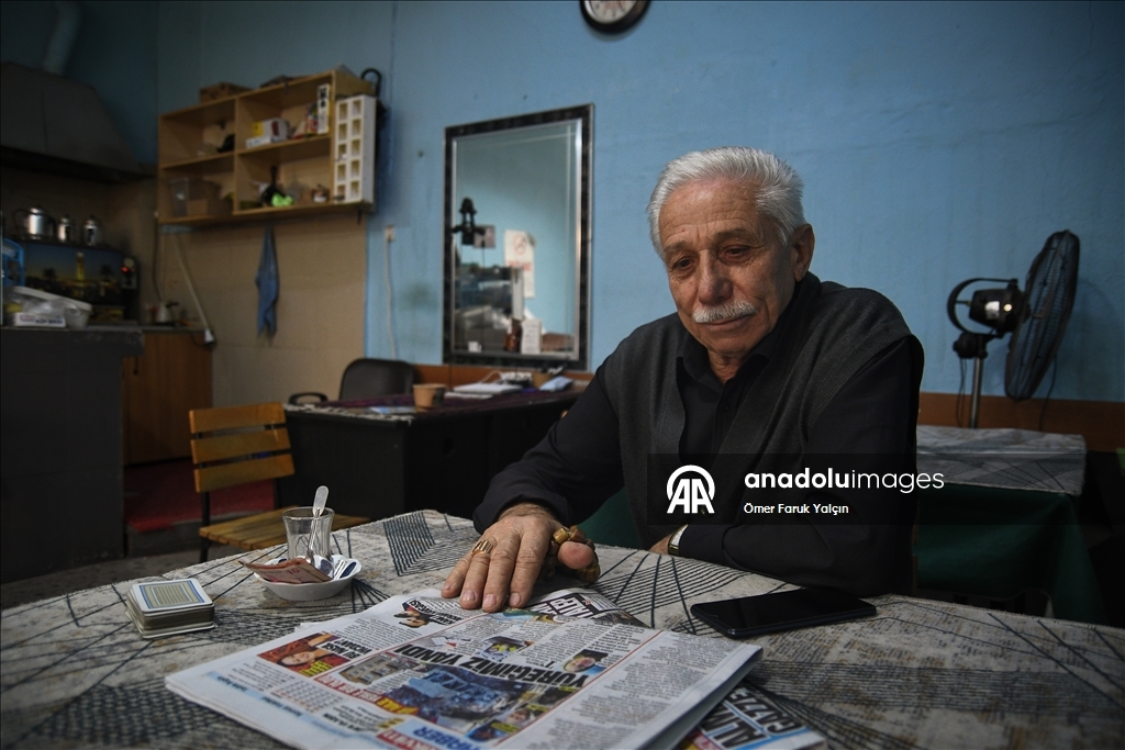 Depremin yaşandığı Sındırgı'da vatandaşlar günlük yaşama dönmeye çalışıyor