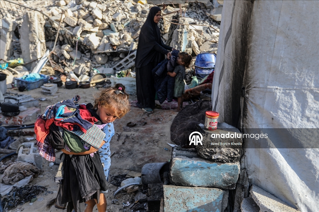 Filistinli anne Salama çocuklarıyla enkazlar arasında hayata tutunmaya çalışıyor