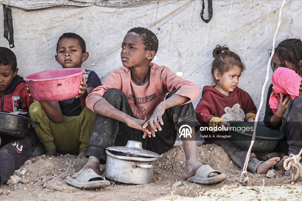 Türk hayır kurumu, Gazze'deki Filistinlilere sıcak yemek dağıttı