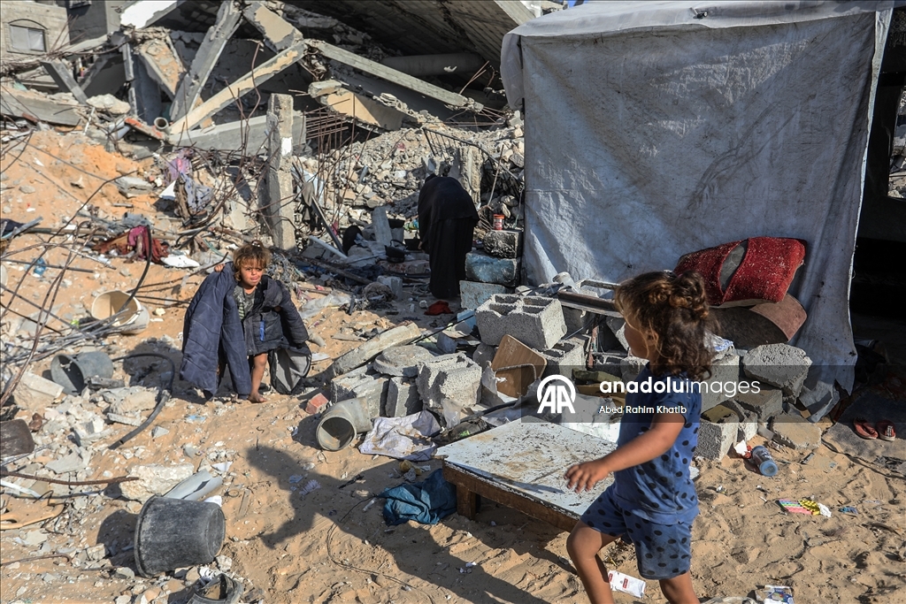 Filistinli anne Salama çocuklarıyla enkazlar arasında hayata tutunmaya çalışıyor