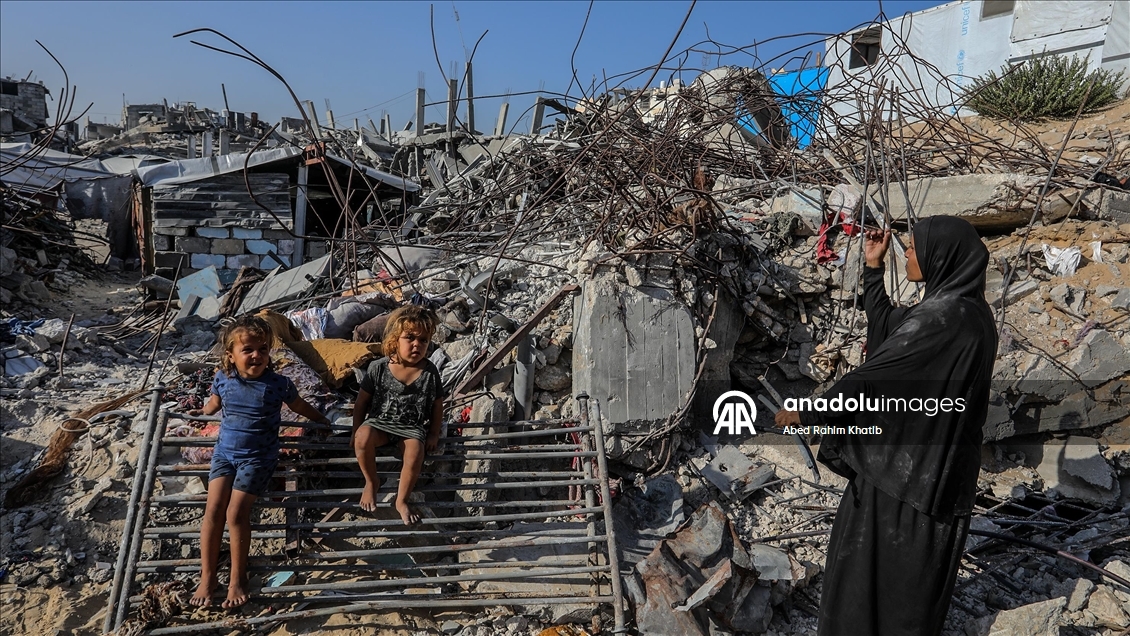 Filistinli anne Salama çocuklarıyla enkazlar arasında hayata tutunmaya çalışıyor