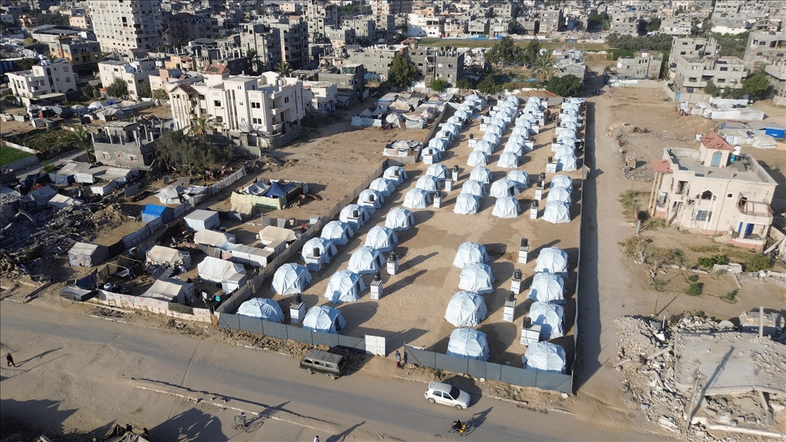 Gazze’de evlerini kaybeden aileler için acil çadır alanları kuruldu