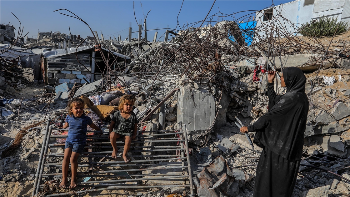 Filistinli anne Salama çocuklarıyla enkazlar arasında hayata tutunmaya çalışıyor