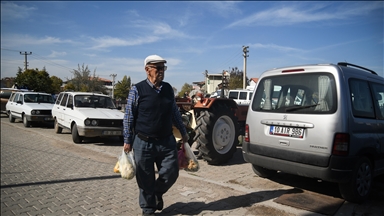 Depremin yaşandığı Sındırgı'da vatandaşlar günlük yaşama dönmeye çalışıyor