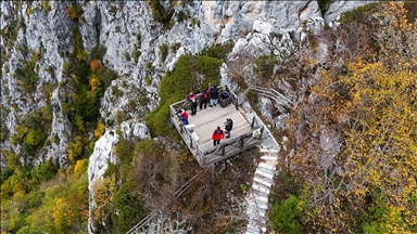 Kastamonu'da 450 metre yükseklikteki cam seyir terasında sonbahar güzelliği yaşanıyor