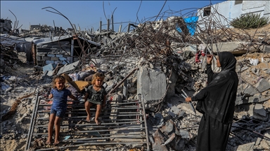 Filistinli anne Salama çocuklarıyla enkazlar arasında hayata tutunmaya çalışıyor