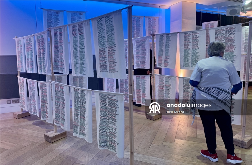 لندن.. نقوش تطريز تخلّد أسماء ضحايا الإبادة الإسرائيلية في غزة