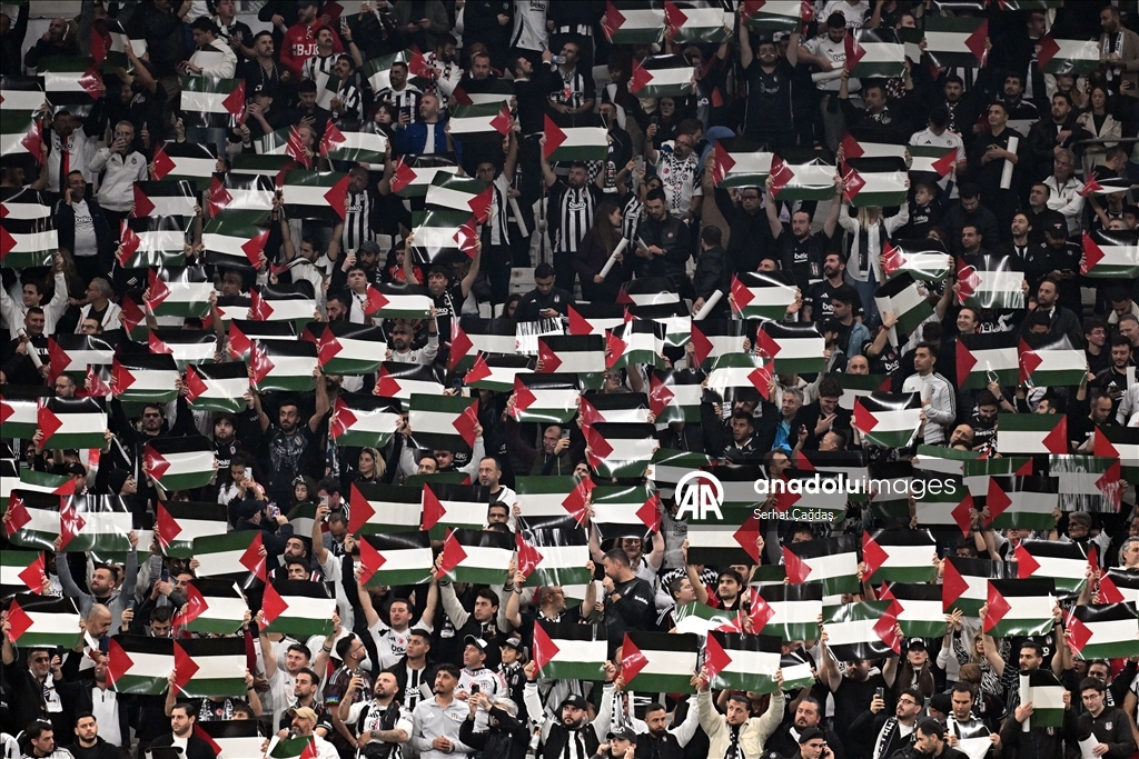 اعلام فلسطين حاضرة "ديربي إسطنبول" بين فنربهتشة و بشيكطاش